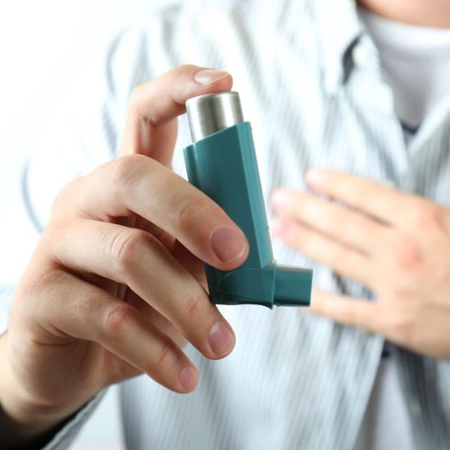 podanie leku na astmę