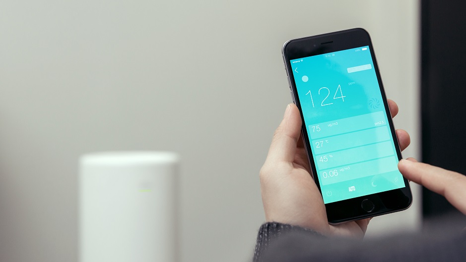 smartfon z aplikacją do monitorowania smogu