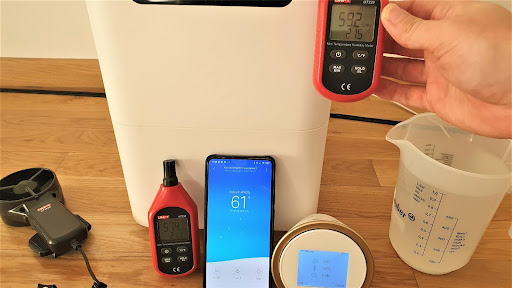 Porównanie poziomu wilgotności prezentowanego przez Xiaomi Home oraz zewnętrzne wilgotnościomierze. 