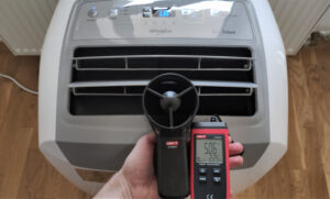 Klimatyzator pokojowy; pomiar przepływu powietrza za pomocą anemometru