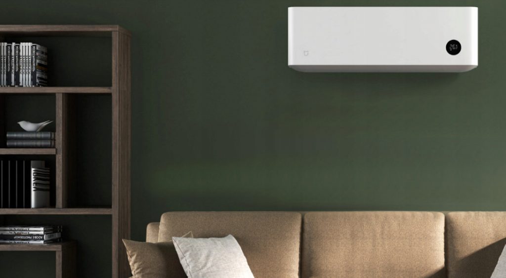 Jednostka wewnętrzna klimatyzatora split Xiaomi zamontrowana w salonie nad kanapą
