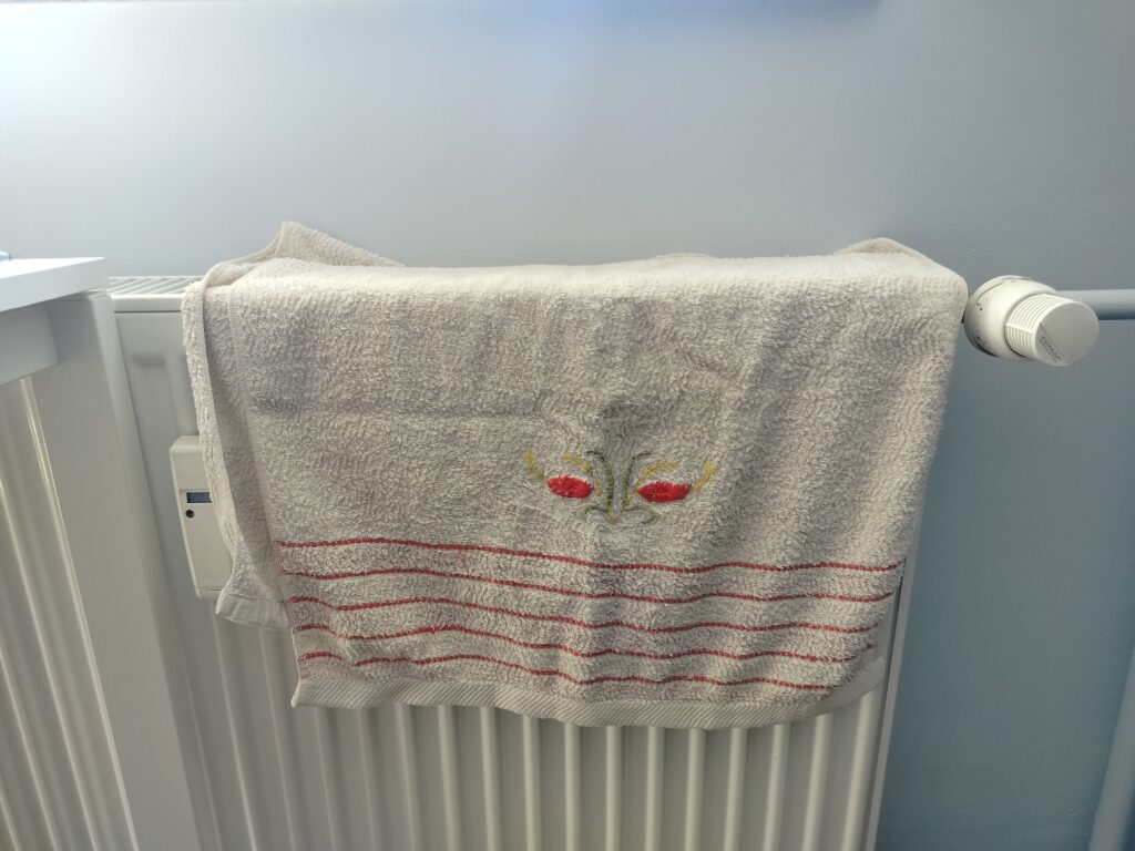 mokry ręcznik jako domowy sposób na nawilżenie