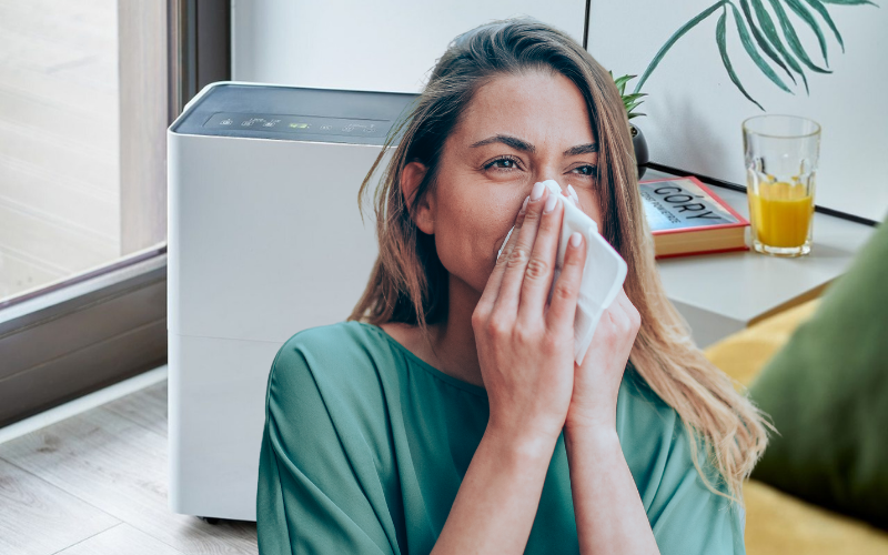 osuszacz powietrza i osoba z alergią